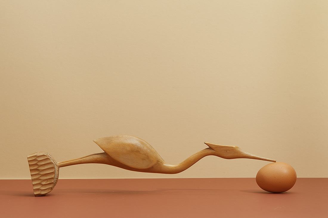Hans van Asch logische verbeelding kunst met eieren met een liggende kraanvogel van hout