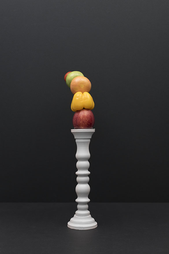 Gestapeld fruit op witte sokkel welke wordt gefotografeerd in een valmoment en daardoor krom trekt | bendings