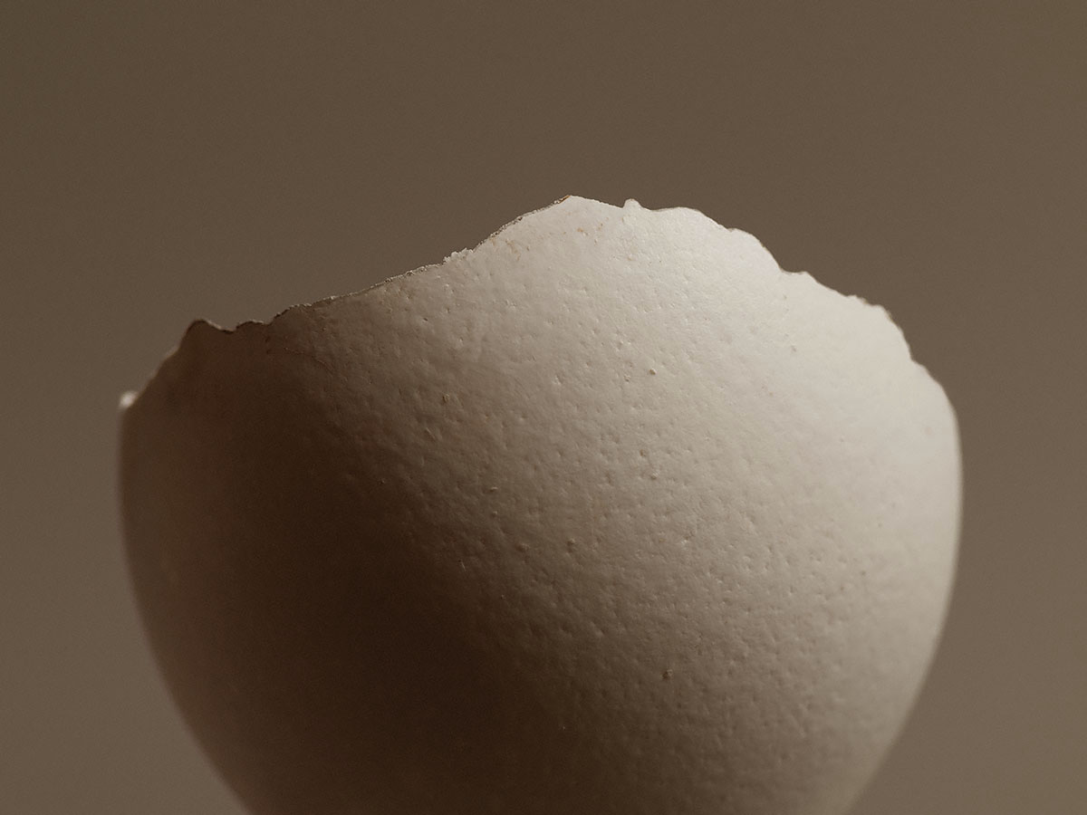 Uitgesneden ei met een breukrandje in de vorm van de berg Mount Everest