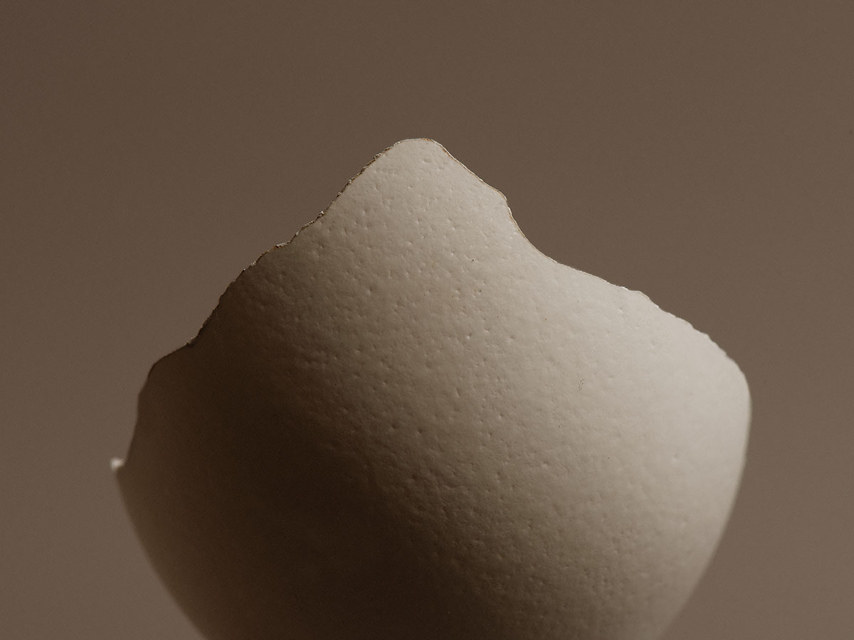 Uitgesneden ei met een breukrandje in de vorm van de berg K2