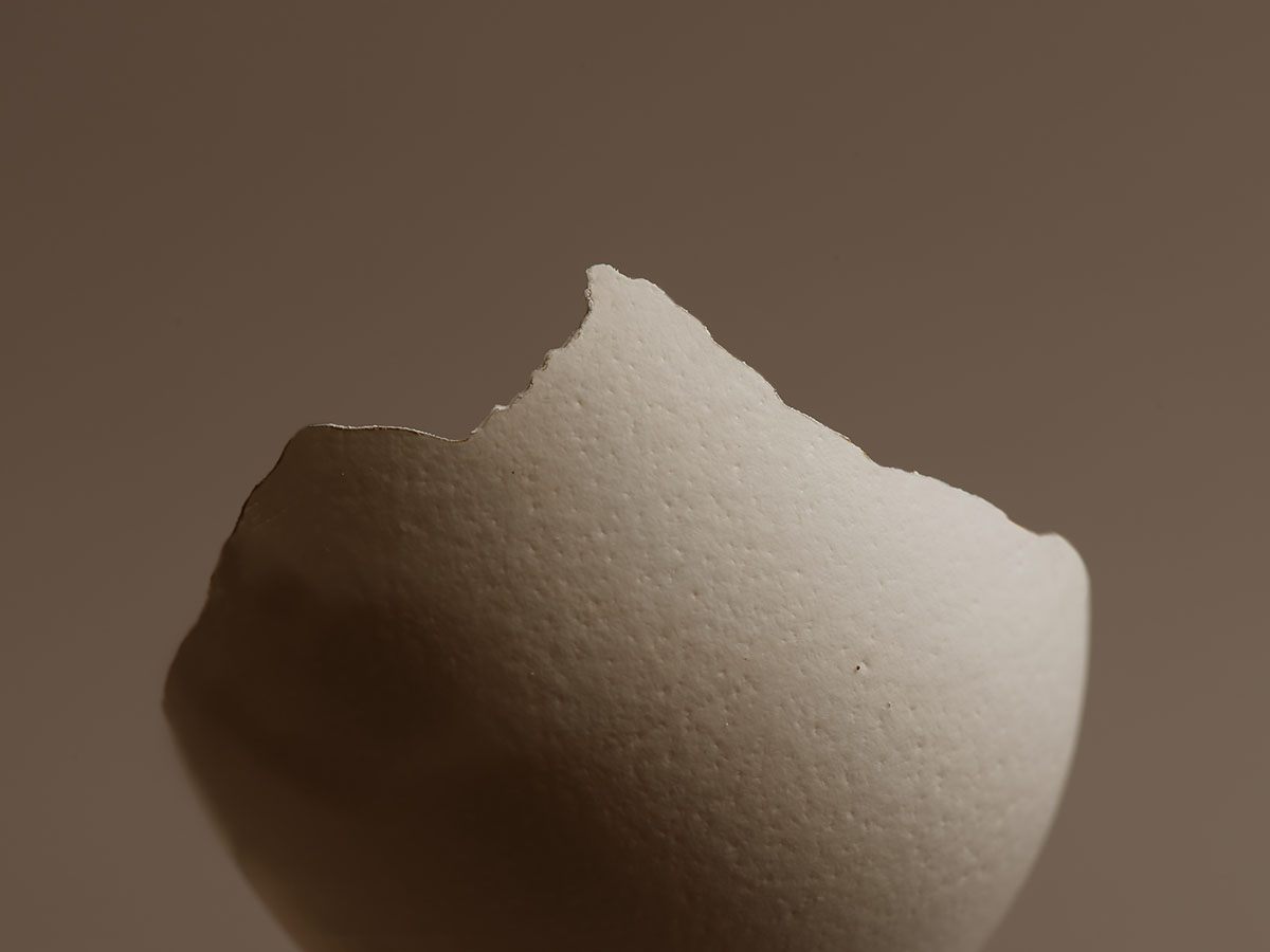Uitgesneden ei met een breukrandje in de vorm van de berg Manaslu