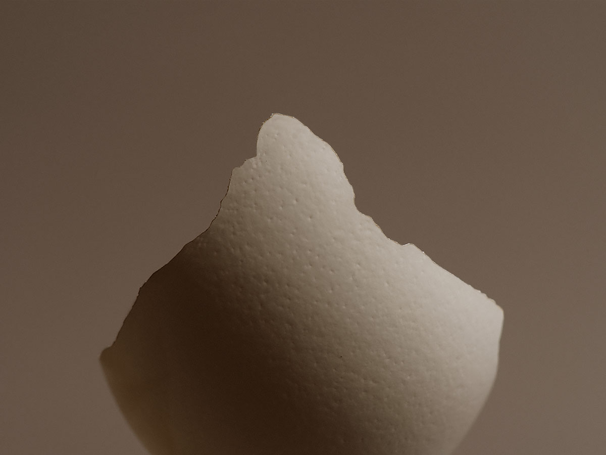 Uitgesneden ei met een breukrandje in de vorm van de berg Matterhorn