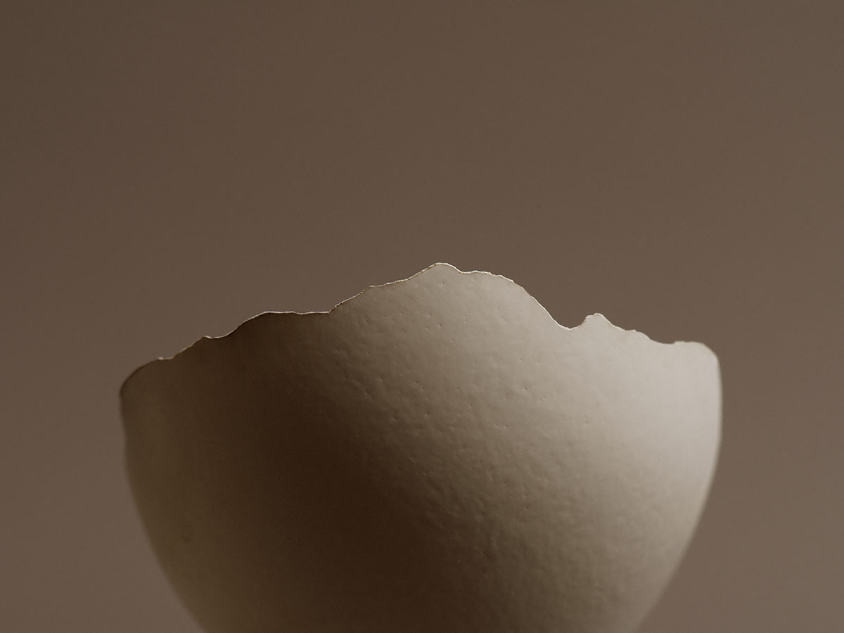 Uitgesneden ei met een breukrandje in de vorm van de berg Mont Blanc